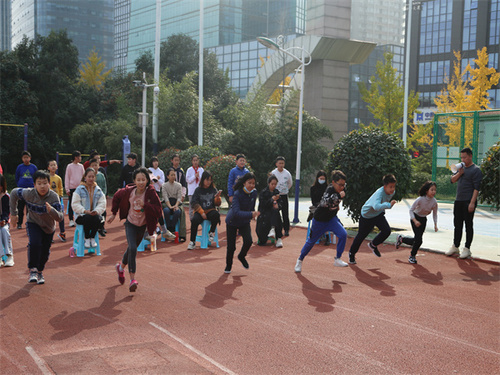 体质测试强健体魄   阳光少年奋力拼搏